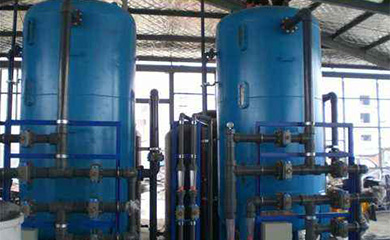 混床是指水依次通過裝有氫型陽離子交換樹脂的陽床和裝有氫氧型陰離子交換樹脂的陰床的系統(tǒng)。氫型陽交換床用于除去水中的陽離子；氫氧型陰離子交換床用于除去水中的陰離子。通過復(fù)床可將水中的種礦物鹽基本除去。為了獲取較好的除鹽效果，陽床內(nèi)裝載強酸陽離子交換樹脂，陰床一般內(nèi)裝載強堿陰離子交換樹脂?；齑惨卜譃轶w內(nèi)同步再生