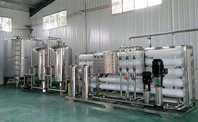       反滲透技術(shù)是膜分離技術(shù)，與前置預(yù)處理系統(tǒng)配套使用；利用高壓泵的加壓，反滲透膜的截留，可有效去除水中固體溶解物、有機物、膠體、微生物以及細(xì)菌等雜質(zhì)。具有應(yīng)用范圍廣、主動化程度高、占地少、能耗低、出水水質(zhì)好。