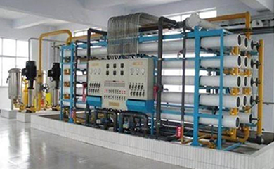       反滲透是最精密的膜法液體分離技術(shù)，在進水(濃溶液)側(cè)施加操作壓力以克服自然滲透壓，當(dāng)高于自然滲透壓的操作壓力離加于濃溶液側(cè)時水分子自然滲透的流動方向就會逆轉(zhuǎn)，進水(濃溶液)中的水分子部份通過反滲透膜成為稀溶液側(cè)的凈化產(chǎn)水;反滲透設(shè)備能阻擋所有溶解性鹽及分子量大于100的有機物，但允許水分子透過，反滲透復(fù)合膜脫鹽