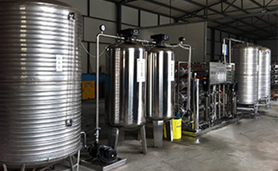 反滲透是一種現(xiàn)代新型的純凈水處理技術(shù)。通過反滲透元件來提高水質(zhì)的純凈度，清除水中含有的雜質(zhì)和鹽。我們?nèi)粘Ｋ玫募兯虺兯际墙?jīng)過反滲透設(shè)備處理的，水質(zhì)幾乎不導(dǎo)電。