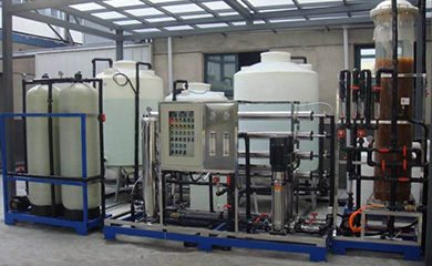 電鍍涂裝行業(yè)中，為了增加鍍件表面光潔度、亮度、附著力，電鍍液的配制需要用電導(dǎo)率在15uS/cm以下的純水，另外在鍍件漂洗時也需用電導(dǎo)率在10uS/cm以下純水來清洗。