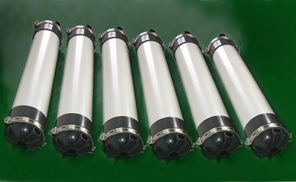 超濾膜，是一種孔徑規(guī)格一致，額定孔徑范圍為0.001-0.02微米的微孔過(guò)濾膜。在膜的一側(cè)施以適當(dāng)壓力，就能篩出小于孔徑的溶質(zhì)分子，以分離分子量大于500道爾頓、粒徑大于2～20納米的顆粒。超濾膜是最早開(kāi)發(fā)的高分子分離膜之一，在60年代超濾裝置就實(shí)現(xiàn)了工業(yè)化。